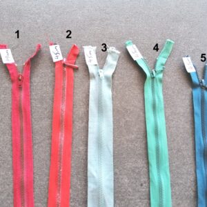 fijne metalen  rits  3mm,rood, blauw of groen  45cm
