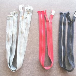 fijne metalen  rits  3mm,  blauw, grijs  of rood 49cm