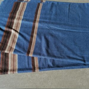 wollen stof blauw met bruine strepen langs beide zijden 2m