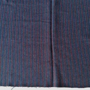 Wollen stof met blauwe en rode strepen voorzijde