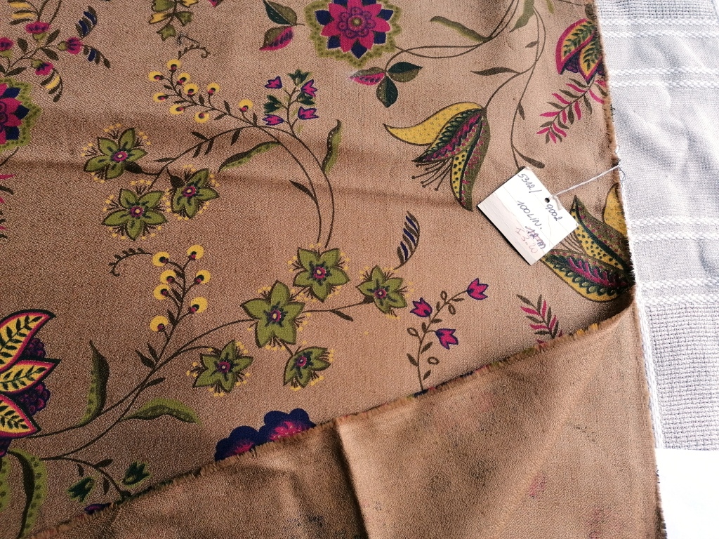 Vintage bruine linnen stof met bloemen, voor- en achterzijde