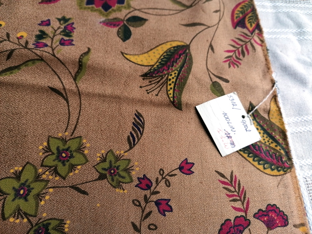 bruine linnen stof met bloemen Label met samenstelling 100% linnen