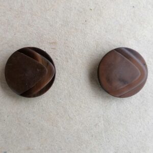 donkerbruine knoop 26mm met V-vorm reliëf
