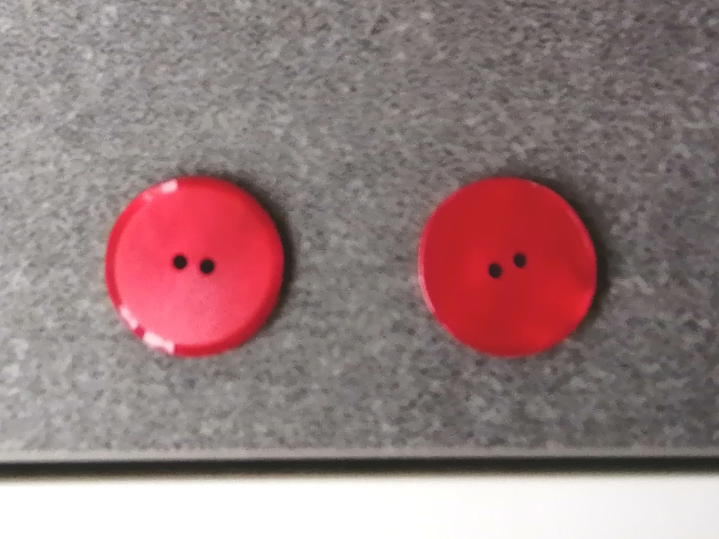 rode knoop 23mm met glanzende rand, voor- en achter aanzicht