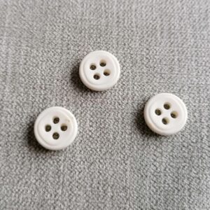 8 witte knoopjes met 4 gaatjes 12mm