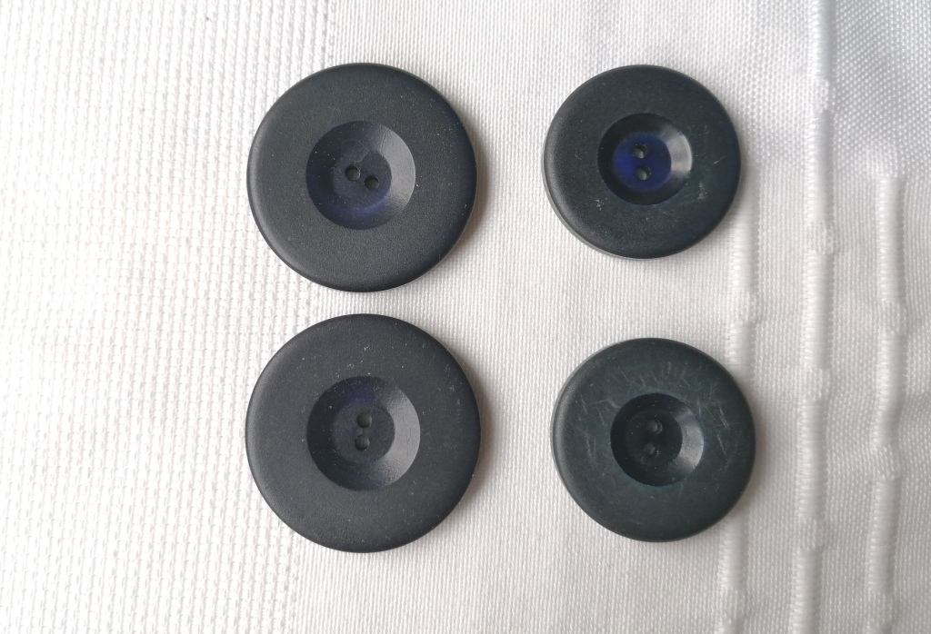 knopen donkerblauw groot 34mm en 40mm