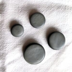 Grijze knopen afgeplat bolvormig 10-18mm