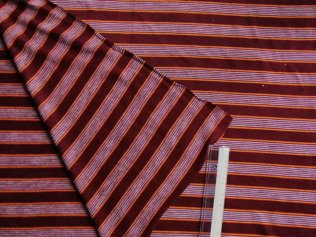 Detail van witte, oranje en bruinpaarse streep in gestreepte jersey