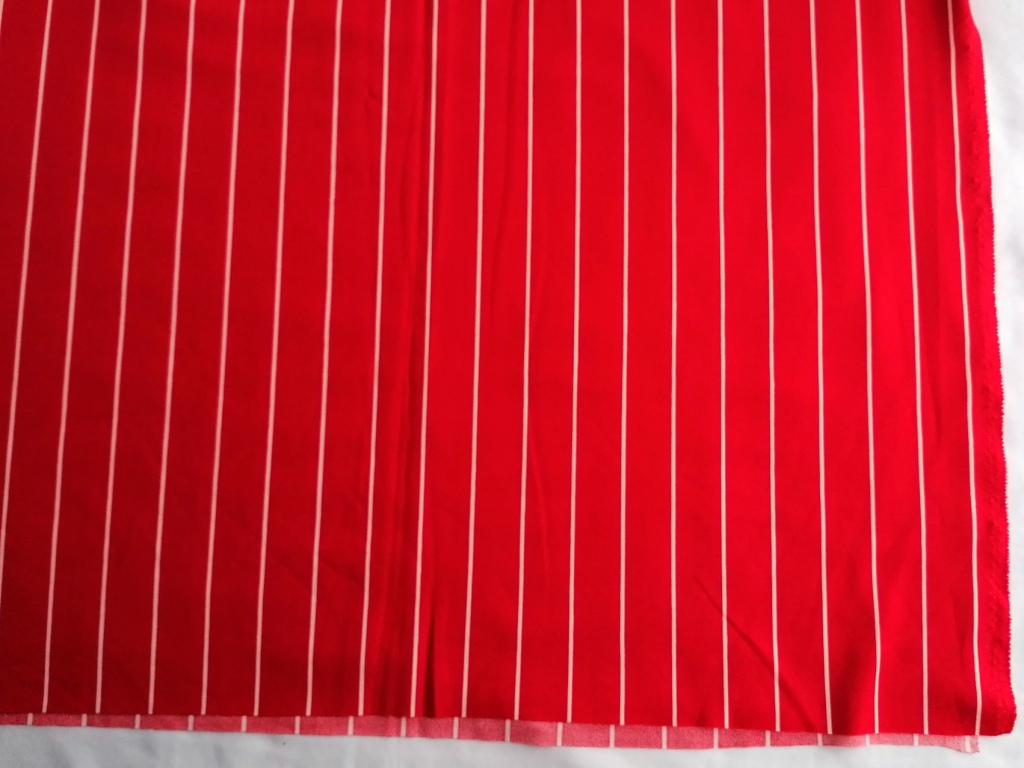 Jaren 70 gladde jersey zijdeglans rood gestreept