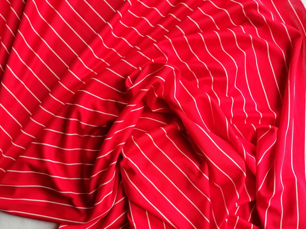 Rood gestreepte gladde jersey, gedrapeerd in plooien