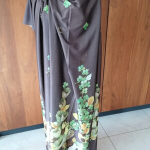 gladde jersey grijsbruin met bloemenrand 2m