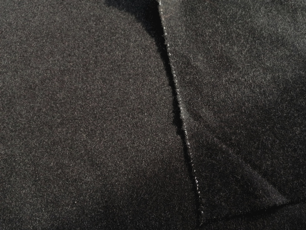 Detail van stevige donkergrijze walkloden