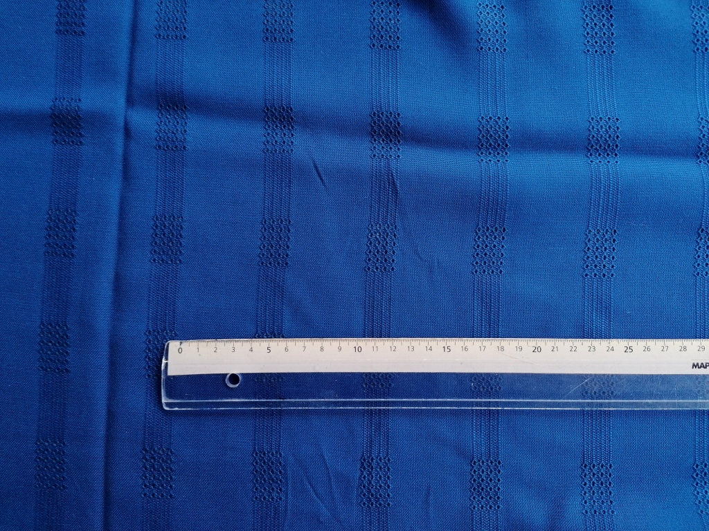 stof met opengewerkt patroon detail