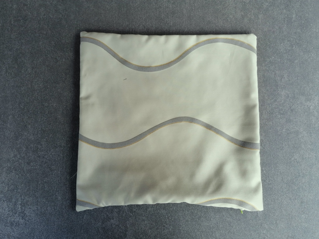 Design kussen 40x40 in lichtgroen met grijze booglijn en goudkleurig accen