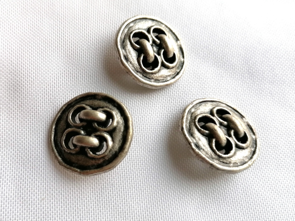 metalen knoop met gaatjes en nestel 25mm
