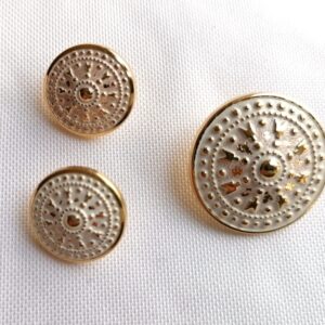 Goudkleurige knoop met wit 15mm en 24mm