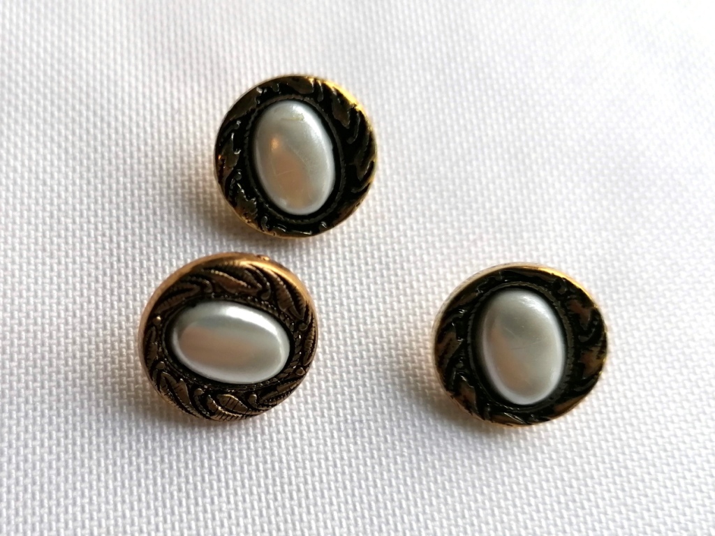 vintage goudkleurig knoopje met wit 12 en 15mm