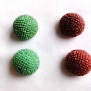 bolvormige knoop met puntjes rood of groen