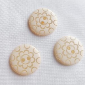 Beige knoop 24mm — ingewerkt bloemmotief met doorzichtige details, voorzijde