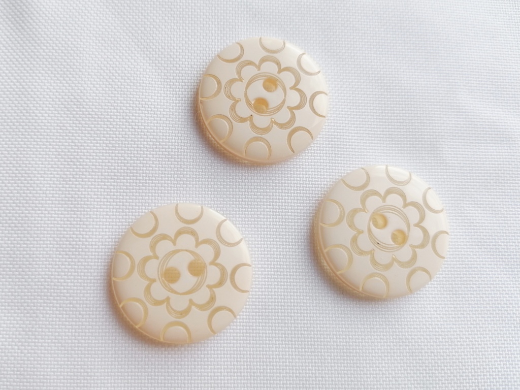 Beige knoop 24mm — ingewerkt bloemmotief met doorzichtige details, voorzijde