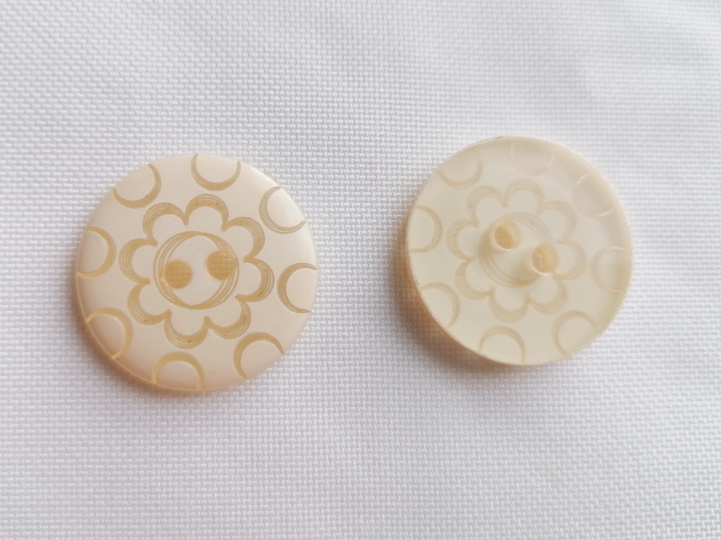 Beige knoop 24mm met bloemmotief — voor- en achterzijde, zorgvuldig afgewerkt