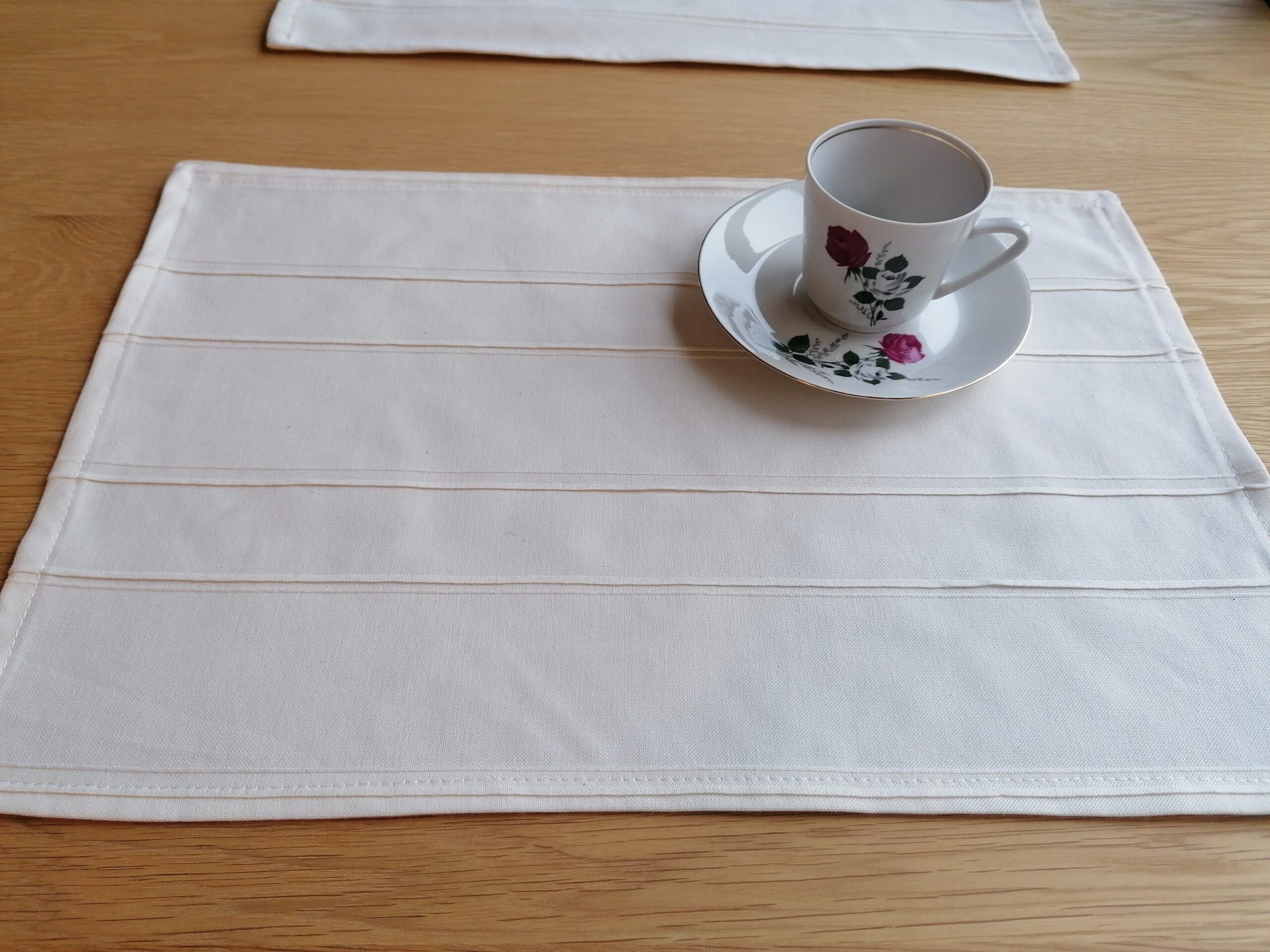 beige placemat met opliggende strepen