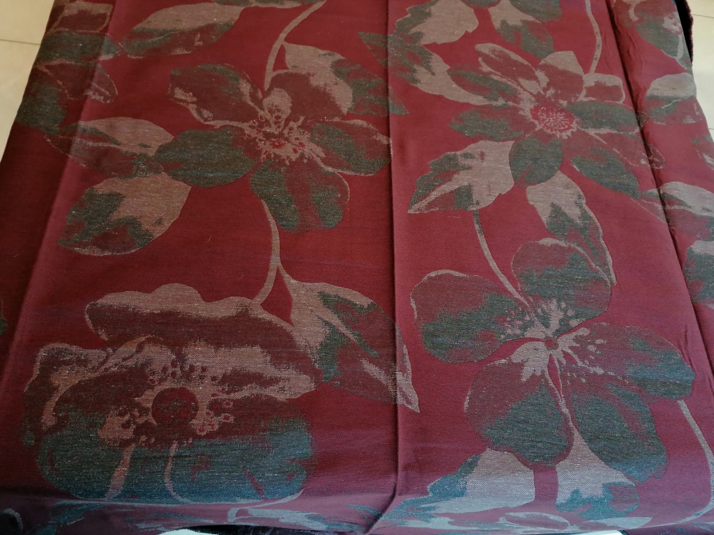 rode jacquard stof met grote bloemen /10cm