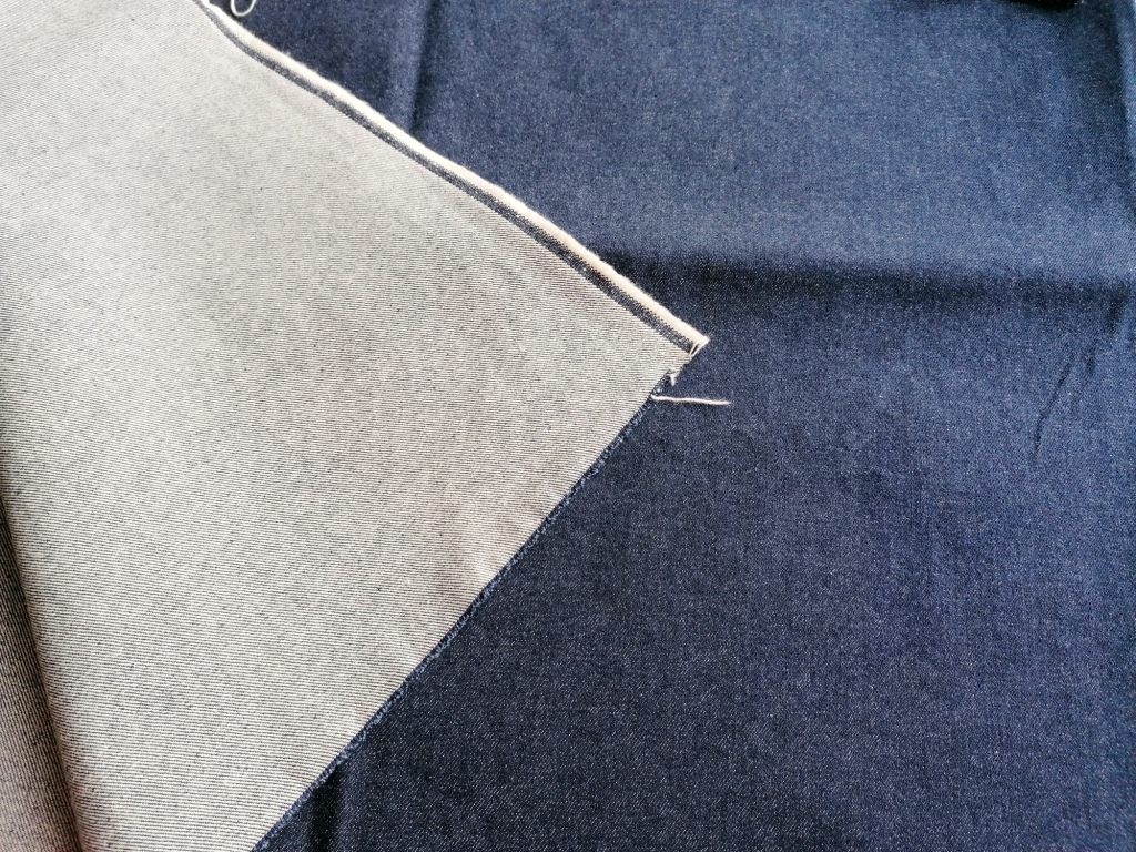 stevige donkerblauwe jeansstof voor- en achterzijde
