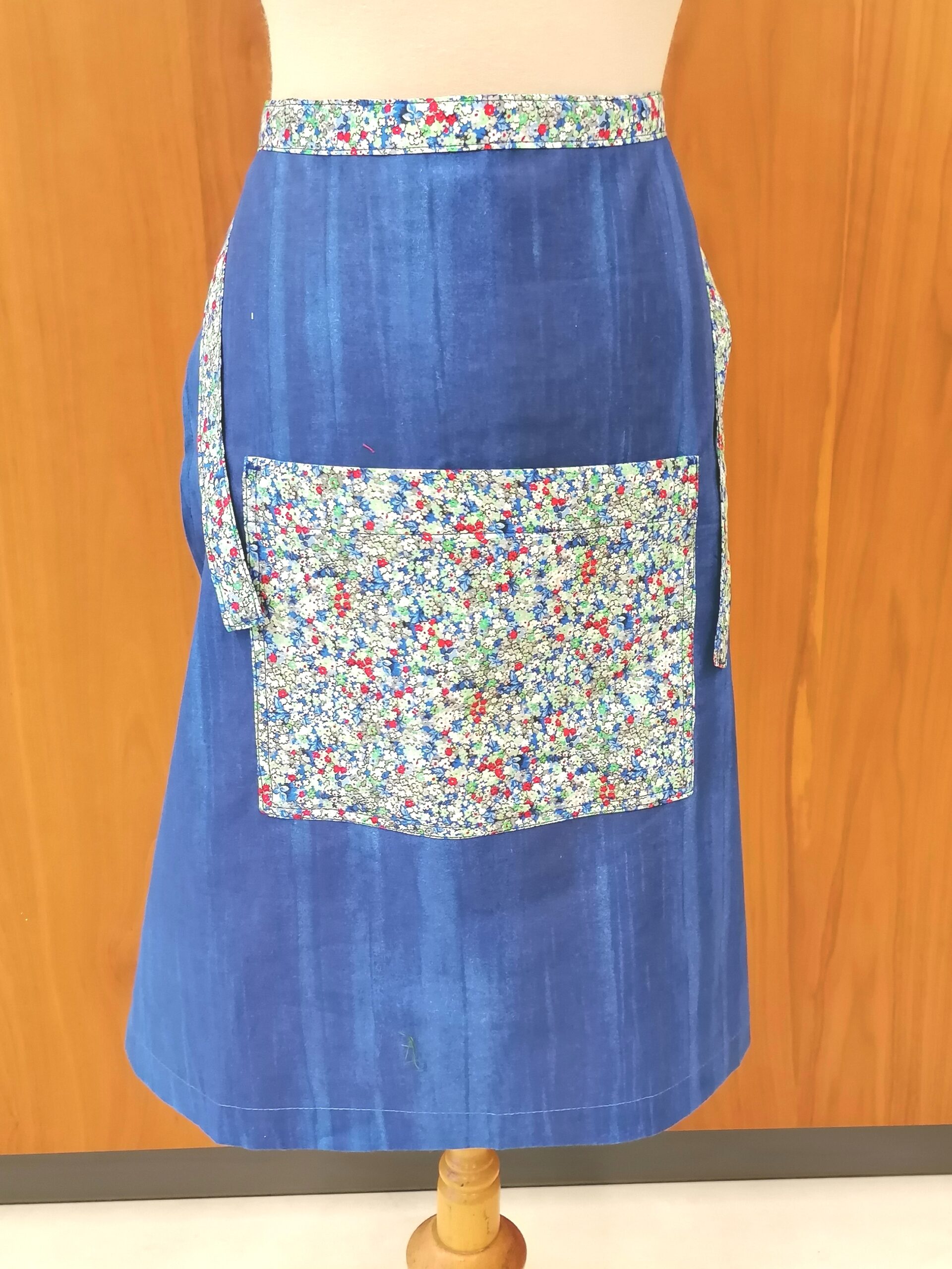 Heupschort blauw met bloemetjes op zak en linten