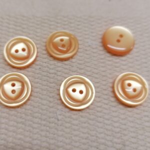 lichtoranje knoop met driehoekje  12mm 6 stuks