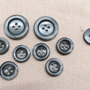 grijs licht gemarmerde knopen 22mm en 15mm