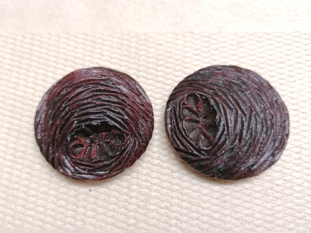 vintage donker roodbruine knopen 33mm 2 stuks