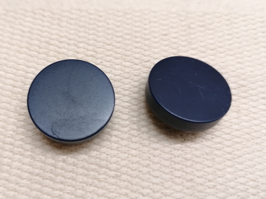 platte donkerblauwe knopen 22mm 2 stuks