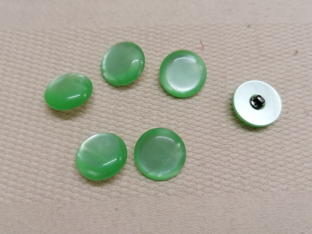 vintage lichtgroene parelmoerlook knoop 15mm
