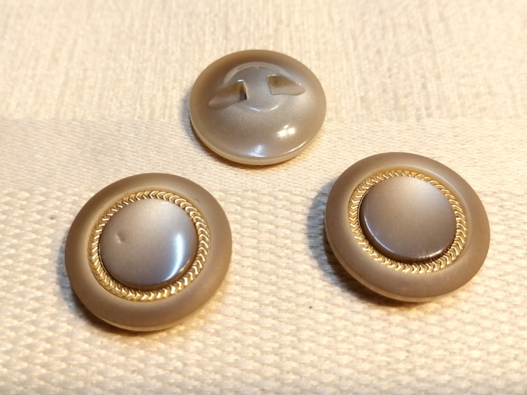 Vintage beige gemêleerde knoop met goudkleurige metalen ring – 25 mm