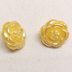 gele bloemetje knoop 15mm 2 st