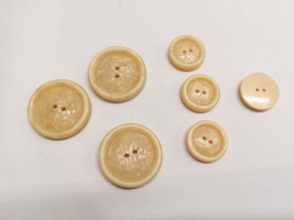 beige gele knopen 26mm en 17mm