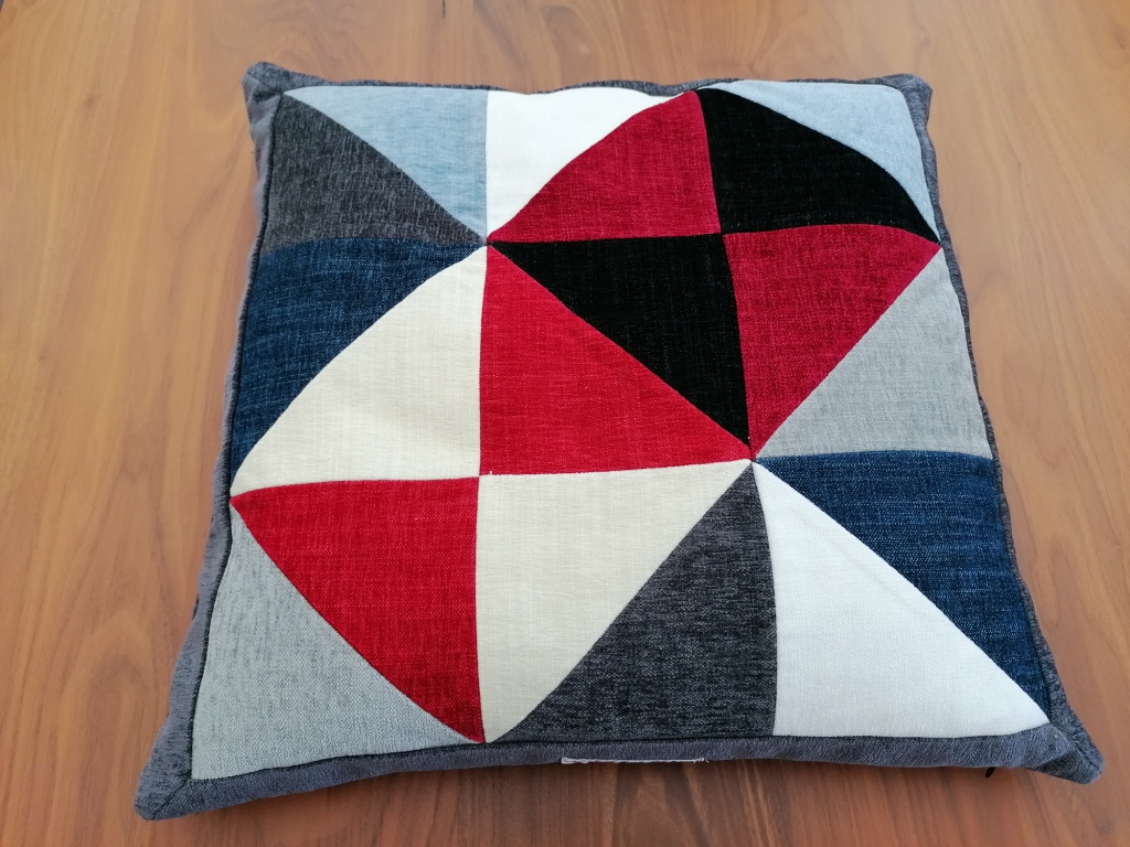 Detailfoto fluwelen patchwork kussenhoes duurzaam — driehoeken handgemaakt fluweel — VivCreatiV