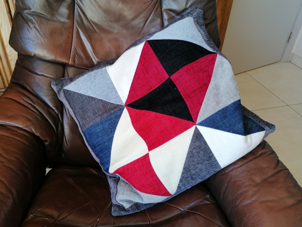 Fluwelen patchwork kussenhoes duurzaam — geometrische driehoeken rood zwart grijs wit blauw — VivCreatiV