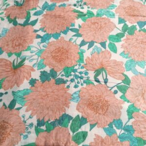 Mousseline gebloemd See You at Six plat uitgelegd, botanische print met oranje-bruine bloemen en groene bladeren op witte achtergrond