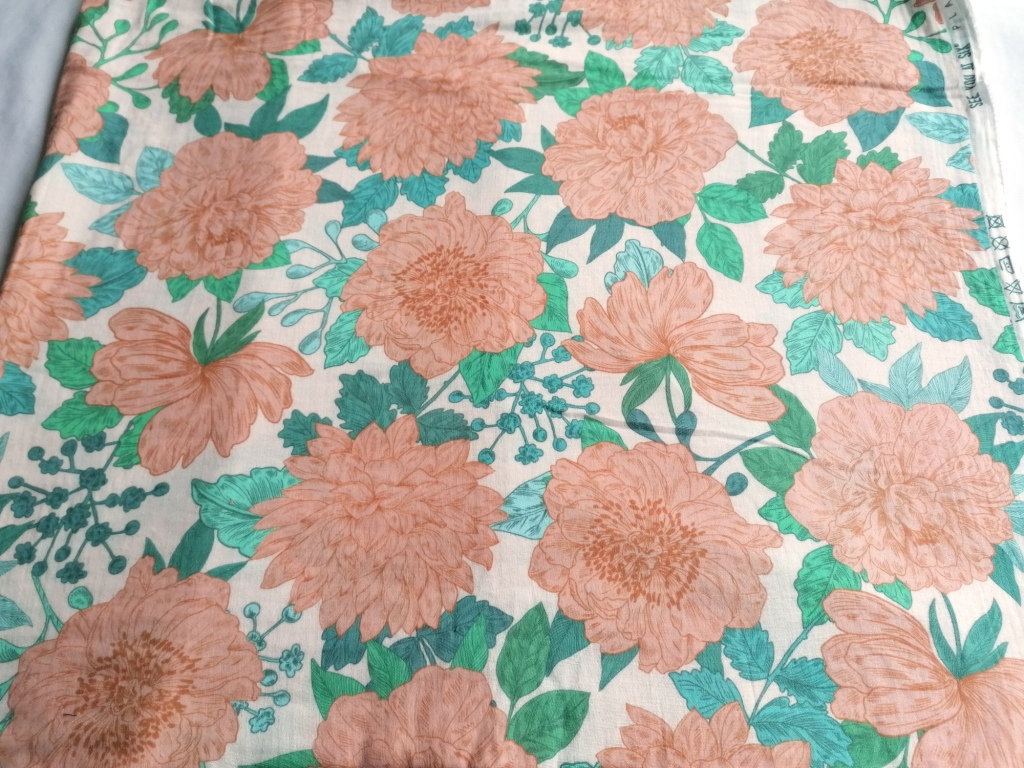 Mousseline gebloemd See You at Six plat uitgelegd, botanische print met oranje-bruine bloemen en groene bladeren op witte achtergrond