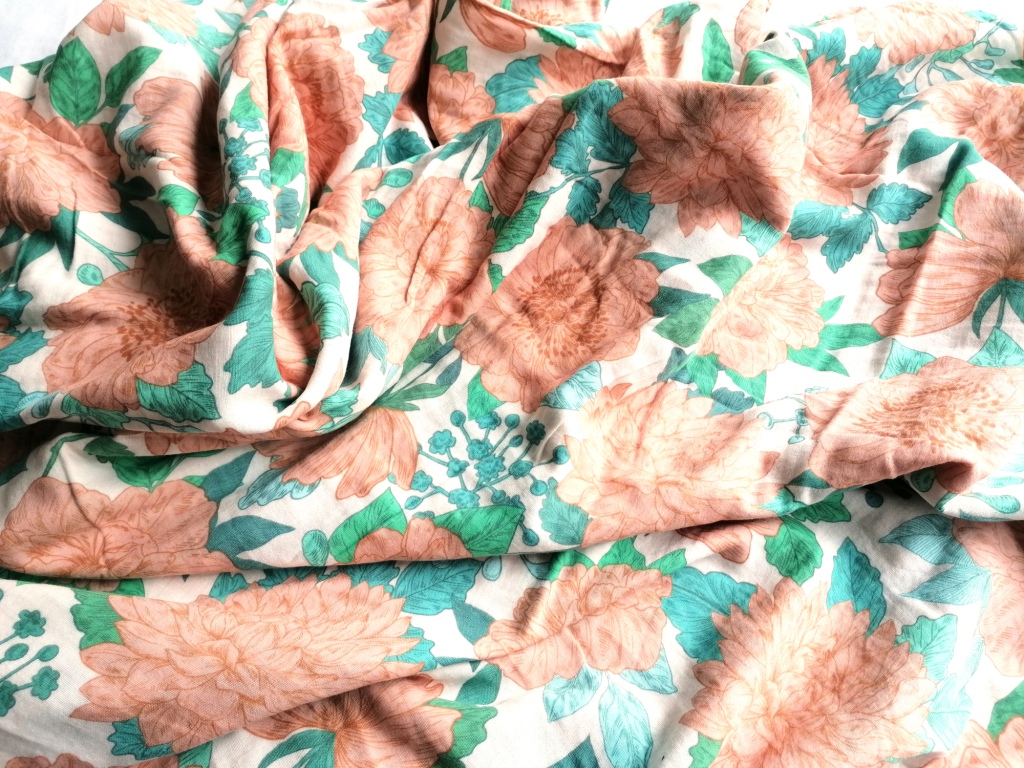 Mousseline gebloemd See You at Six plat uitgelegd, botanische print met oranje-bruine bloemen en groene bladeren op witte achtergrond