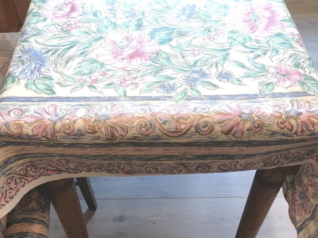 Blauw roze gebloemde tafellakenstof met bloemenmotief en rand