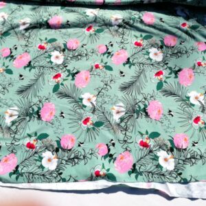 Groen gebloemde viscose jersey 1,7m met roze en witte bloemen op lichtgroene ondergrond. Soepel en comfortabel voor blouse, kleed, rok of T-shirt.