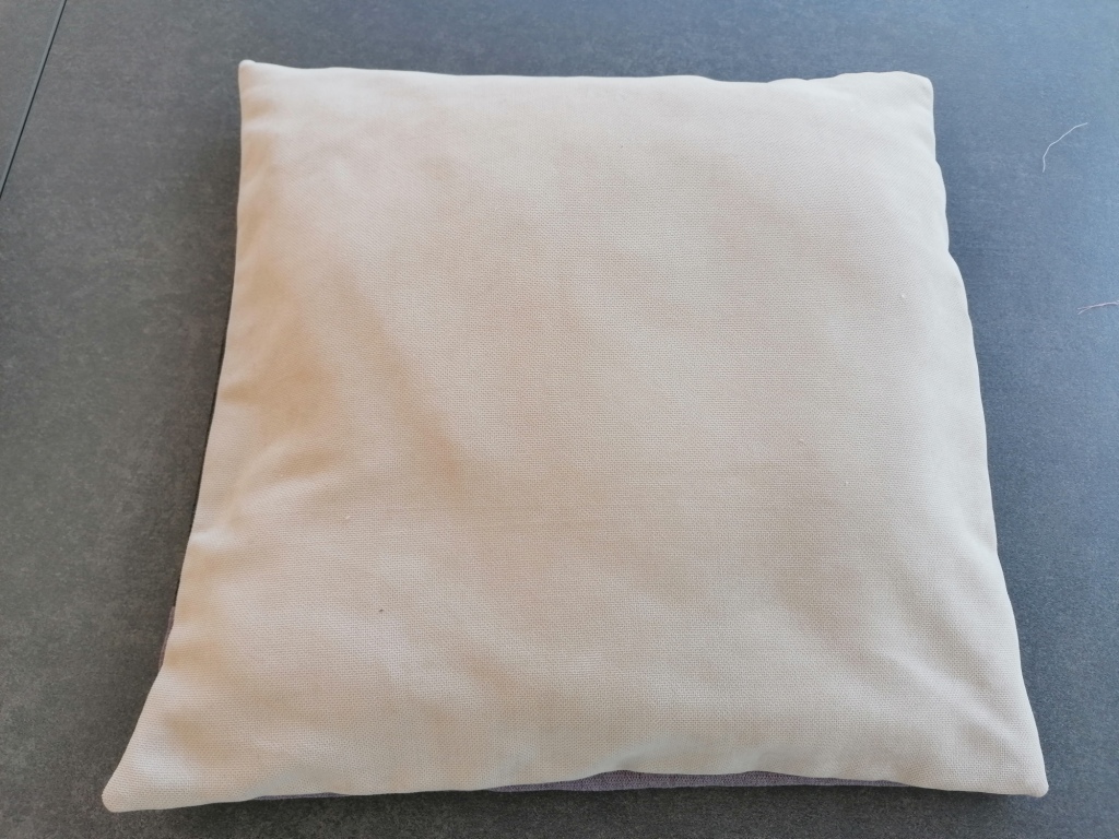 Achterzijde van fluwelen kussenhoes in effen beige fluweel