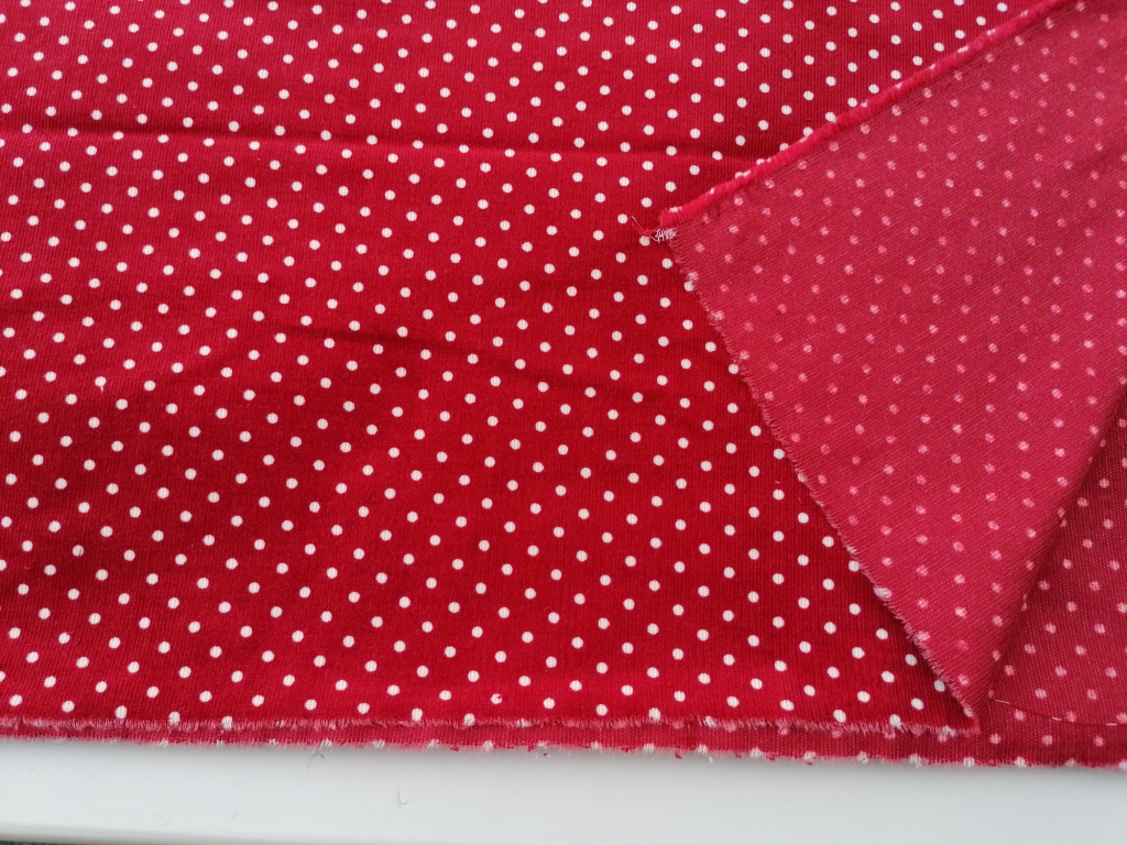 ribfluweel stof rode stippen detail