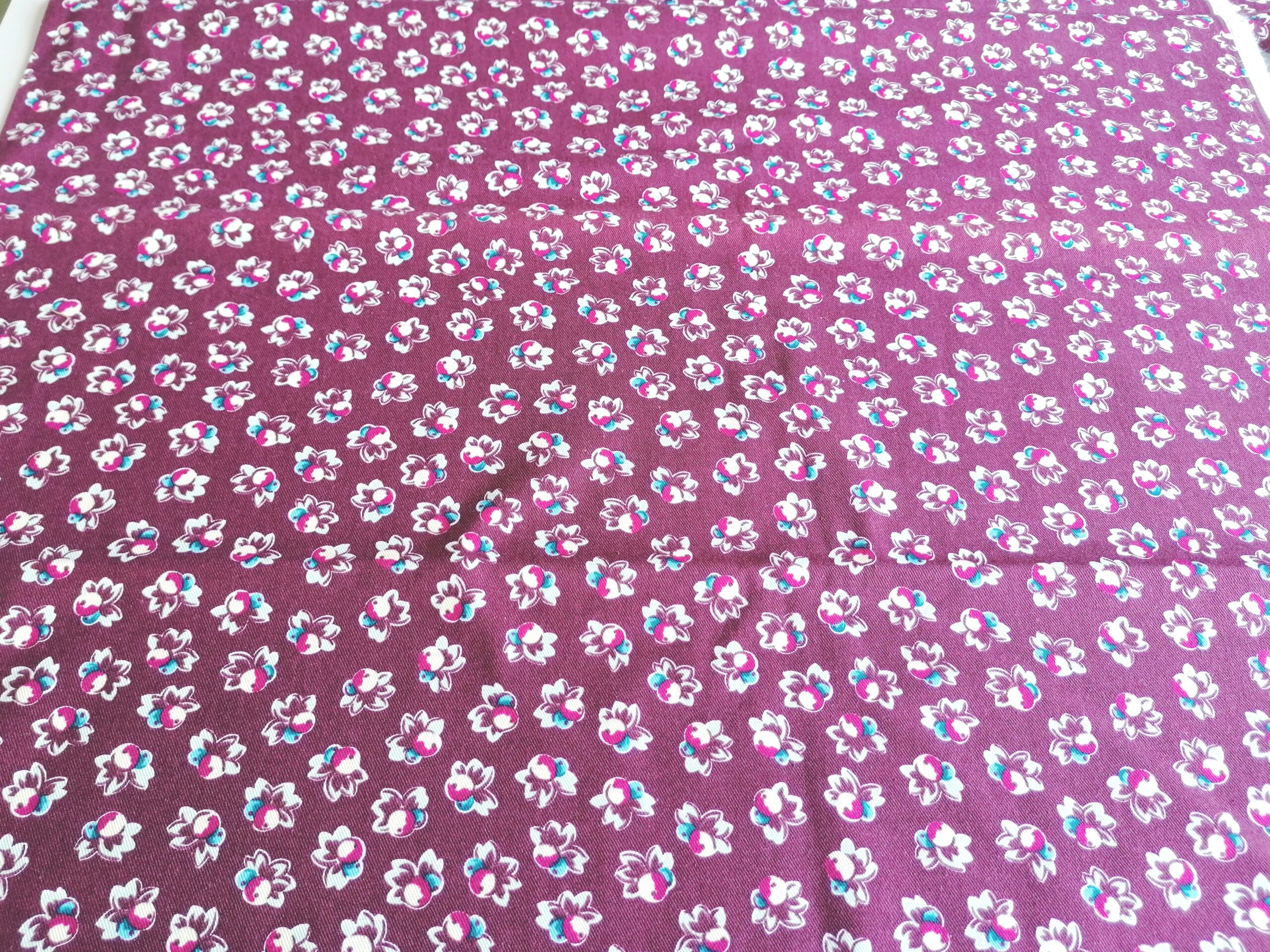 Jaren 80 jeans purperrood met appeltjes flanellen achterkant