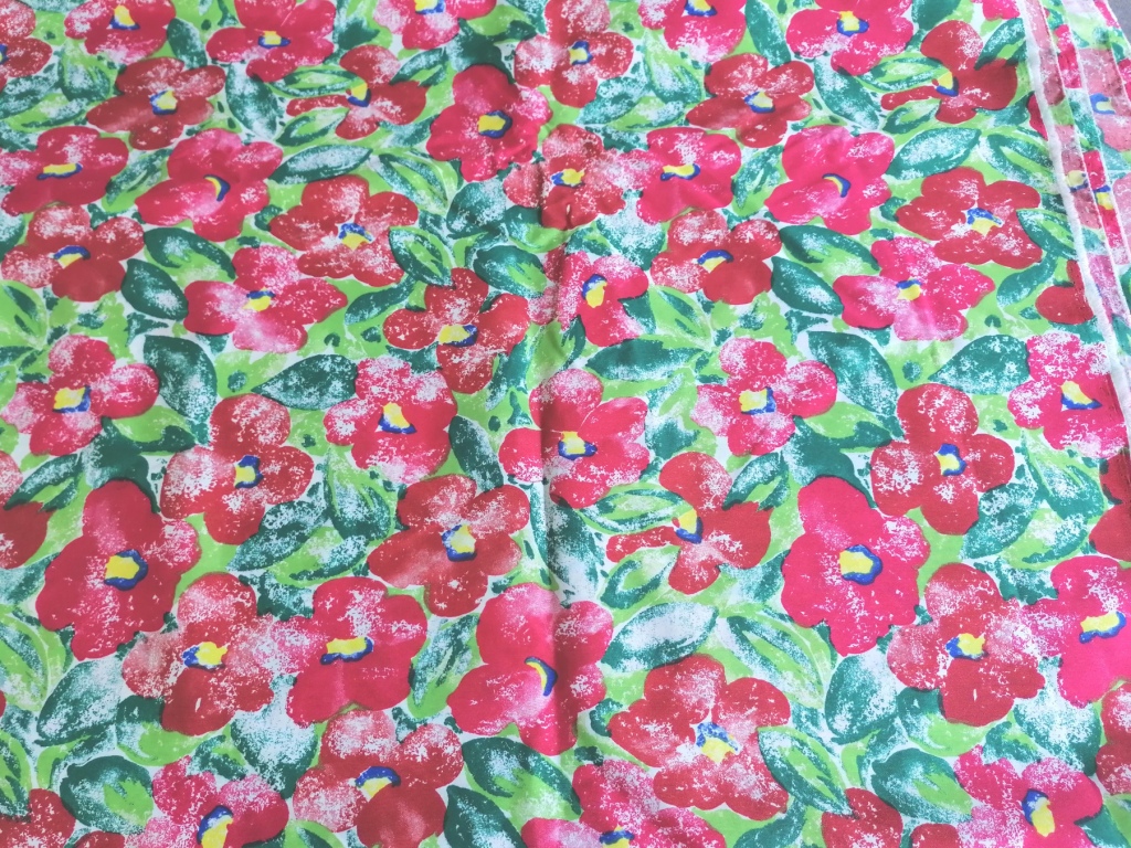 Jaren 70/80 dunne katoenmix rode bloemen groen