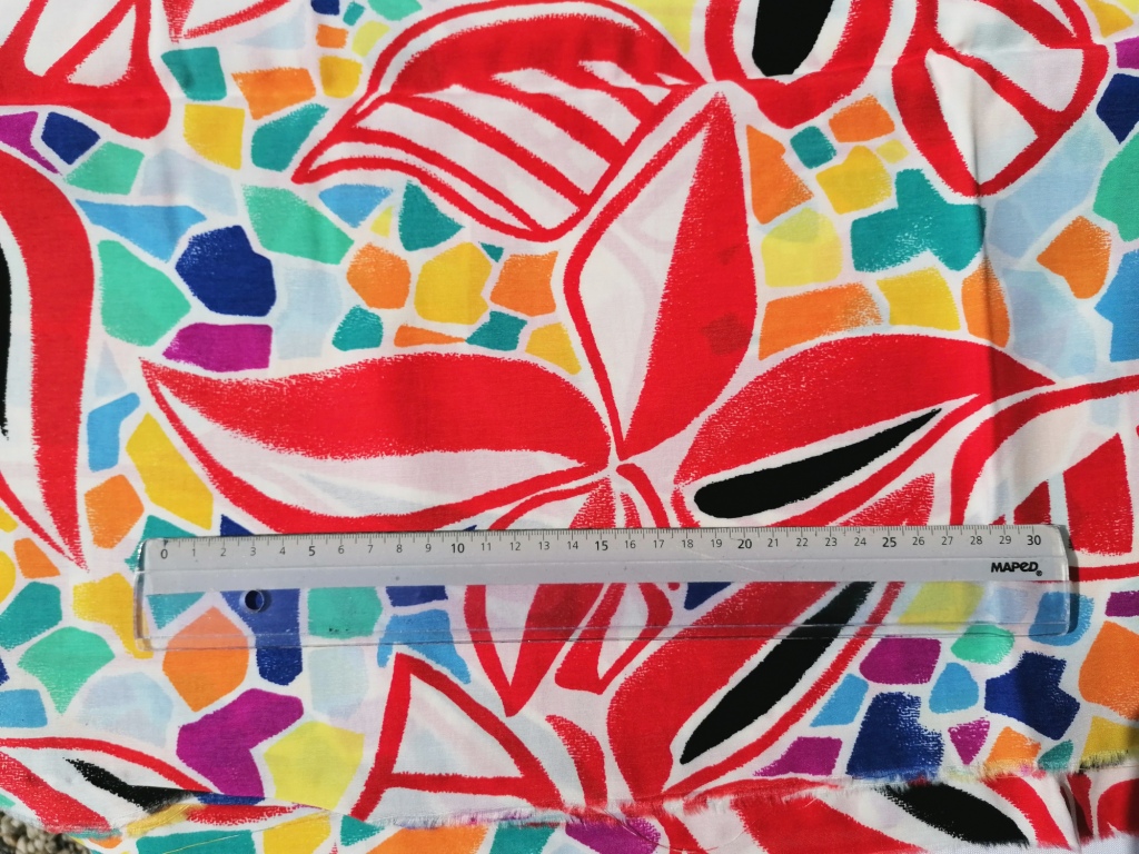 Detailfoto gladde stof bladeren duurzaam — rood wit blauw oranje geometrisch patroon — VivCreatiV