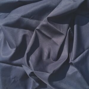 donkerblauwe soepele stof gedrapeerd